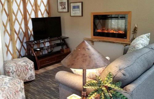 Unique Yurt Rental on Peony Farm with Riverfront View in Clyde, North Carolina - Foto 8