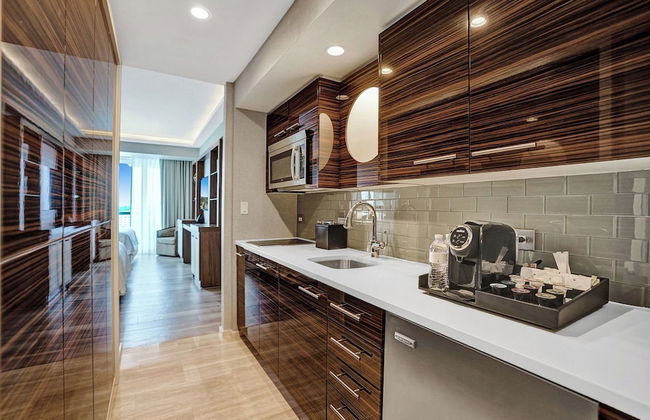 Elegant Beachfront Condo: Your Perfect Getaway! - Photo 21