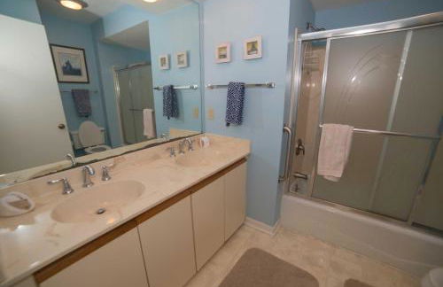 Harbor Island Beachside House - Photo 22