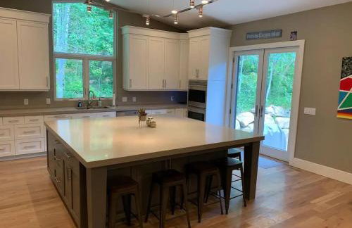 25-Bed, Amenity-Rich Estate in a Private Forest - Foto 45