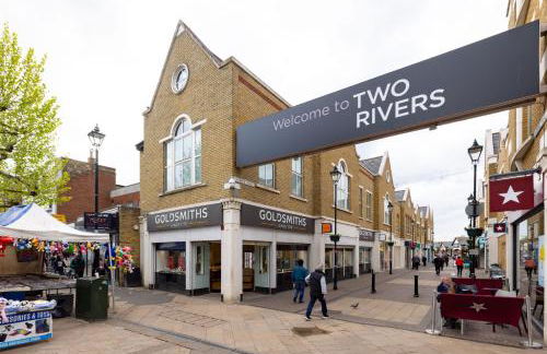 Staines City Centre by Charles Hope - Foto 42