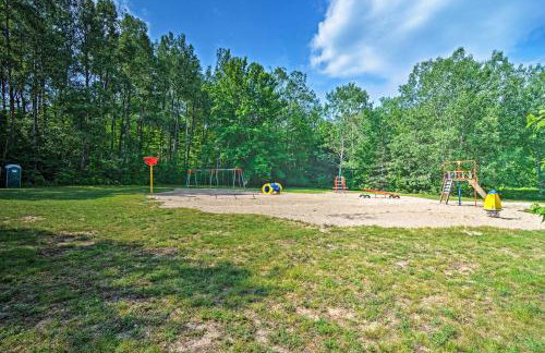 Cozy Mancelona Home Ski, Golf and Snowmobile! - Foto 32