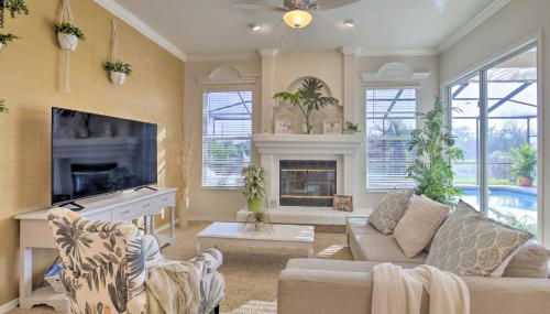 Bright and Sunny Riverview Oasis with Pool and Pond - Foto 4