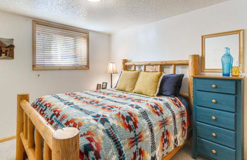 Wyoming Cabin with Hot Tub and Mountain-View Deck - Foto 25