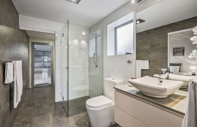 Essence House - 4 Bedroom Holiday Home - Photo 10