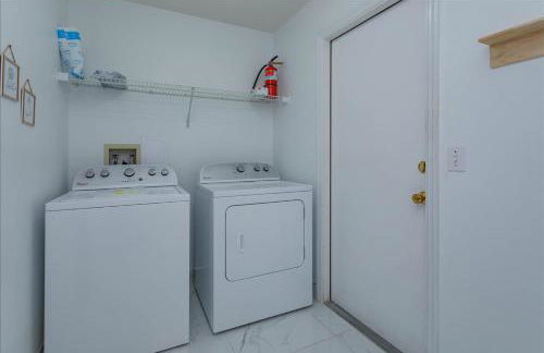 Lovely 4 Bed Oasis In the mix of everything - Photo 21