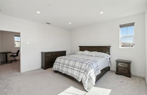 Spacious 3BR Home with Charming Backyard home - Foto 9