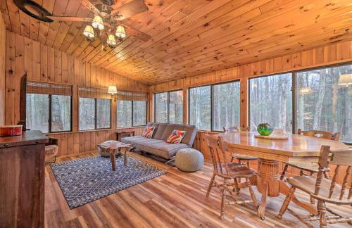 Peaceful Wooded Retreat at Lake Wallenpaupack! - Foto 1