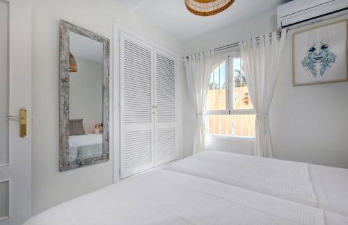 La Cala gorgeous 2 bedroom apartment with stunning gardens, pools and sea views - Photo 53