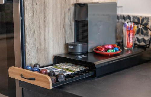 LB Vacation Rentals I Cannes Center, Renovated Apartment with Balcony, Ideal for Holidays or Congress! - Photo 18