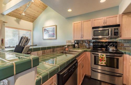 Mammoth Basecamp Condo with Views near Village with AC and Fireplace - Foto 3