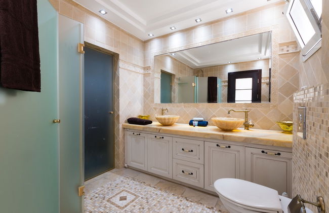 Apartment with Sauna, Hot Tub & Parking - Photo 21