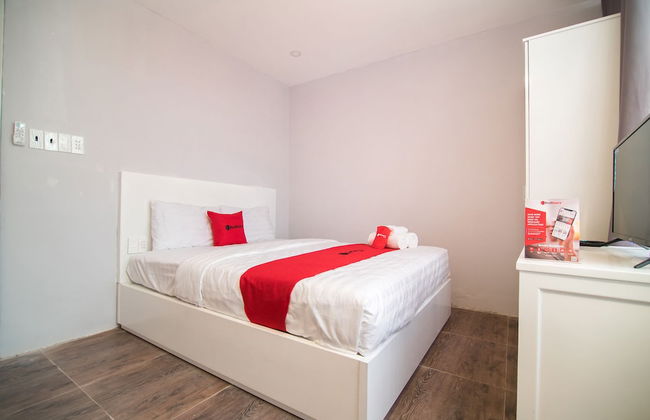 RedDoorz Plus near Tan Dinh Market 2 - Photo 1