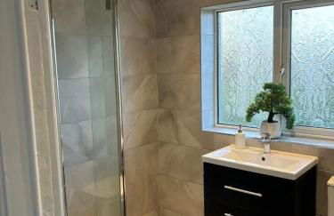 3 Bedroom home, with 4 beds, parking, walk to station & town centre families and business visitors welcome - Foto 26