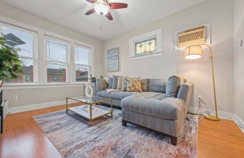 2-Story Stay with Game Lounge & Free Parking Spots - 5 mins to NYC Train - Foto 18