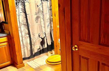 Cozy Log Cabin- W Fireplace - Foto 32