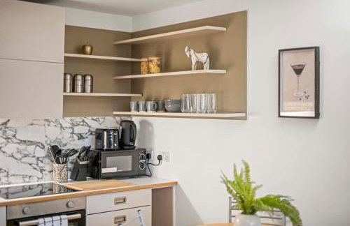 Modern 2 Bed Apartment in Greenwich, 24h Free Parking, Great for Business & Contractors, Sleeps 6 - Photo 11