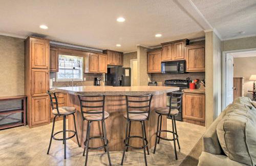 Family Lake Retreat w/ Screened Deck! - Foto 6