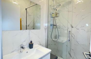 PARIS PANTIN Magnifique Appartement 4 pièces de 108m2 avec 2 PARKING intérieur - très cosy pour 1 à 12 personnes - Entièrement refait à neuf ENTIRE APARTMENT LUXURIOUS AND WARM - PANTIN PARIS 19 ème FREE WIFI GRATUIT - Foto 41