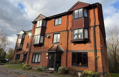 2 Bedroom Ap Close to Woking town with Free Parking - Photo 15