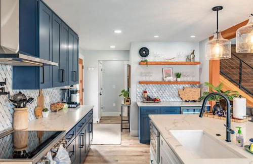 Spacious 3BR Home Sleeps 8 Private Backyard - Foto 17