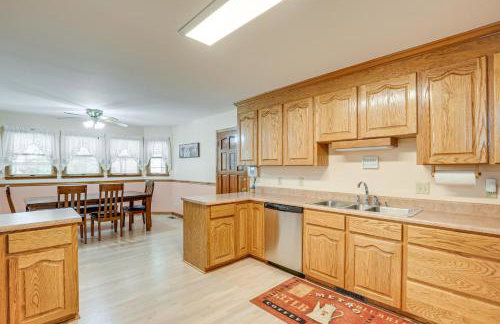 5 Mi to Lake Robinson: WFH-Friendly Home w/ Pool - Photo 7