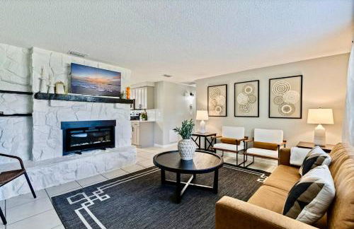 Right at Home Stays - Modern 2BR 2BA with Yard & Fireplace - Foto 1