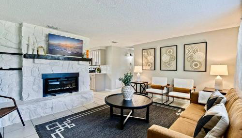 Right at Home Stays - Modern 2BR 2BA with Yard & Fireplace - Foto 1