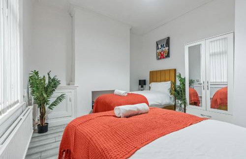 4 Bedroom House in Eccles, Trafford, Manchester - Sleeps 10 - 3 Double Beds - 4 Single Beds - FREE PARKING, Garden & Fast Fibre Wi-Fi - Close to Trafford Centre, MediaCityUK, Salford Quays, and both Old Trafford stadiums - Foto 16