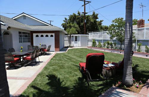 Stunning 8 bedroom 6 bathroom Pool Home - Photo 1