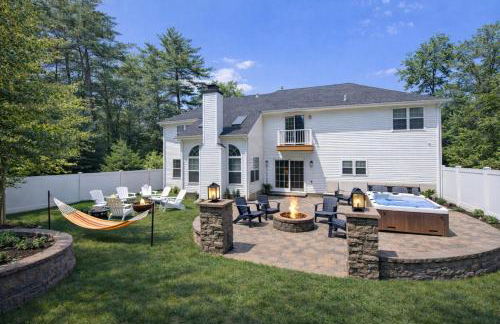 Luxury Villa with Hot Tub, Two Fire Pits, King Bed Suite, Game Room & Fenced Yard - Foto 2