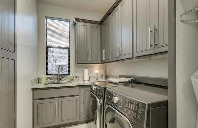 Luxury Contemporary Sanctuary w/ Pool and Views! - Foto 46