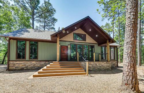 Big Cedar Vacation Rental with Deck and Hot Tub! - Foto 3