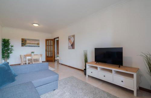 Sunny Cozy Flat w/ Terrace - São João - Foto 15