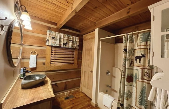 Leave the stress behind!- private hot tub, pet and motorcycle friendly, let peace and nature surround you! 2 Bedroom Home by RedAwning - Foto 8