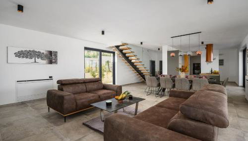 Villa de la Vie with Heated Swimming Pool - Photo 5