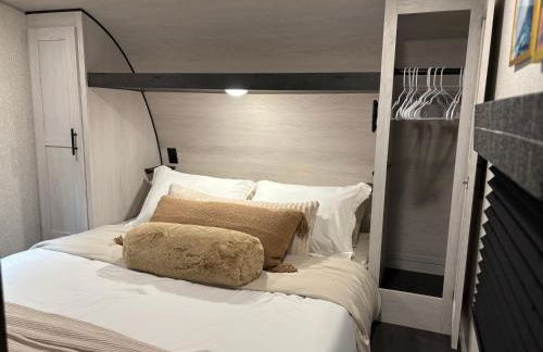 Modern Luxury RV Retreat, Your Cozy Tiny Home - Foto 40