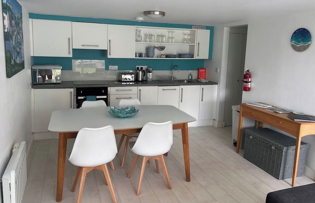 Sea View - 1min to Beach - Dog Friendly - 4 Guests - Foto 5