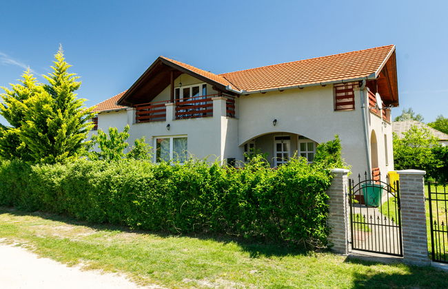 5 bedroom House in Balatonfenyves with garden and terrace - Photo 1