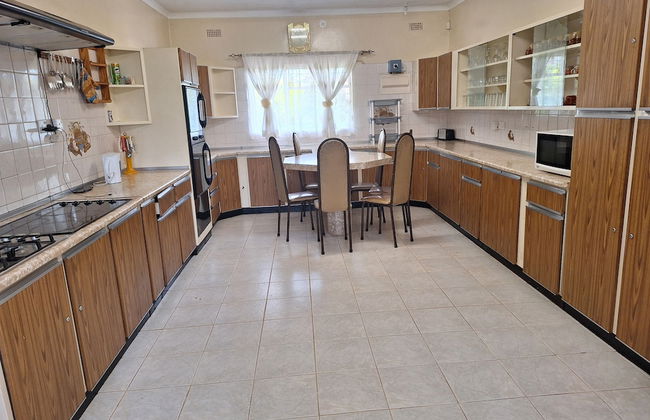 Charming 6-bed House With Swimming Pool in Harare - Foto 17