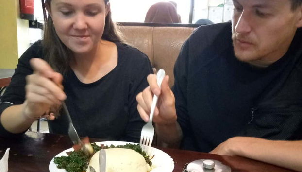 Tour gastronómico por Nairobi - Foto 4, Una pareja probando un plato tradicional de Kenia