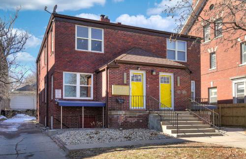 Retro Glam: Colorful Mid-Century Haven Apt 2 - Foto 12