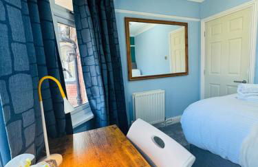 Modern 4BR House with Parking, 8 Mins to Gatwick Airport - Foto 44