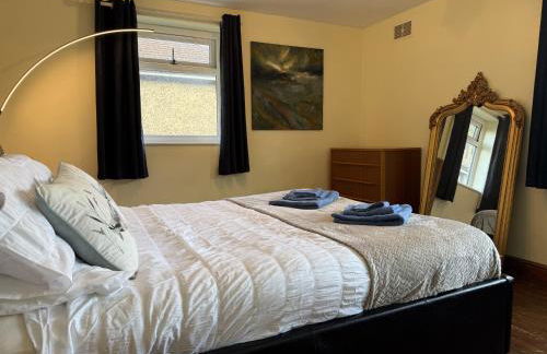 Caterham 3 Bed House, Free on street Parking - Photo 11