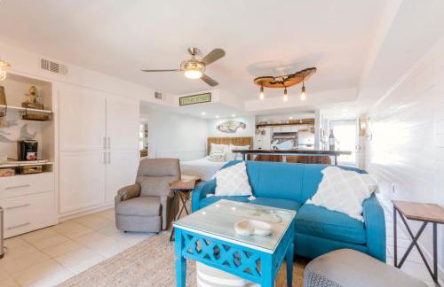 Stunning Ocean Views STEPS from the Beach with Pool! Fabulous 4th Floor Studio! - Foto 14