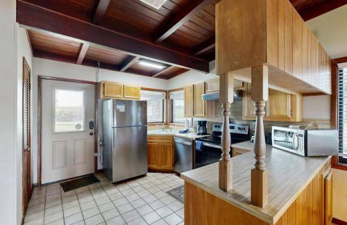 Classic Lakefront Cottage with Private Dock, Lovely Lake View, Backyard & WiFi - Foto 9
