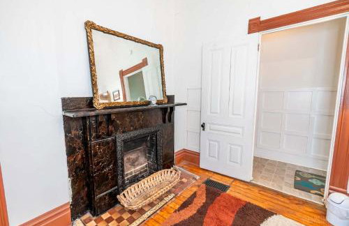 Step Back in Time Charming Victorian with Modern Amenities - Foto 19