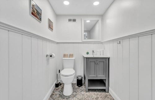 Waterfront Retreat with Private Dock and Fire Pit, Sleeps 8, Outdoor Dining, Spa-Style Primary, Gourmet Kitchen with Dual Dishwashers, Gas Fireplace, River Views, Bright Open Layout, Central AC, Perfect Coastal Escape for Families, 24 Hr Hospitality - Foto 33