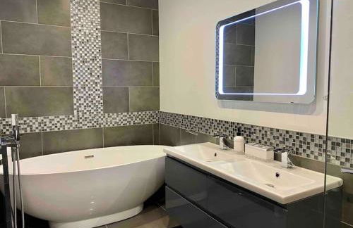 Luxury Accom with Amazing Views over Rudyard Lake - Photo 29