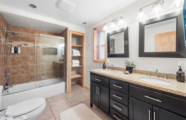 Sweet Pine Deck + Hot Tub, Cozy Modern Interior Close to Ski Resort! - Foto 42